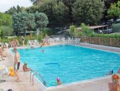 Das Schwimmbad des Campingplatzes