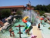 Schwimmbad mit Wasserspielen