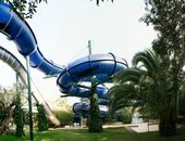 Schwimmbad mit Wasserrutschen