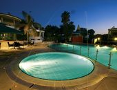 Village Hotel mit Schwimmbad, an der Costa degli Dei