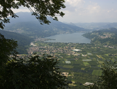 Panorama des Campingplatzes auf dem See