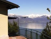 Bungalow mit Terrasse und Blick auf den See