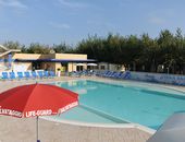 Das Schwimmbad des Campingplatzes