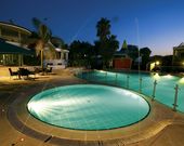 Village Hotel mit Schwimmbad, an der Costa degli Dei
