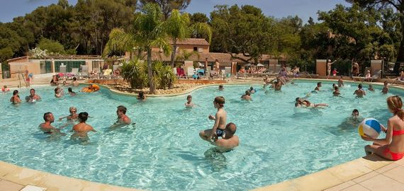 Campingplatz mit Pool, in der Provence