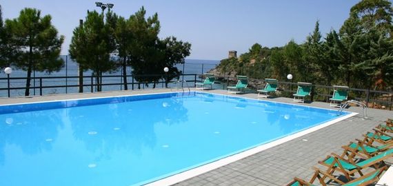 Feriendorf mit Pool in Camerota, Cilento