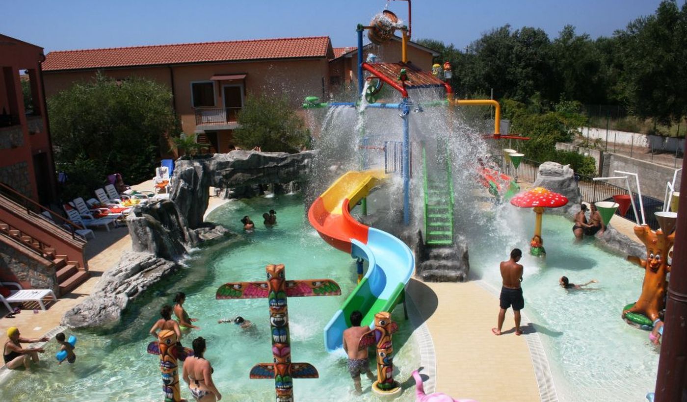 Piscina con giochi d'acqua