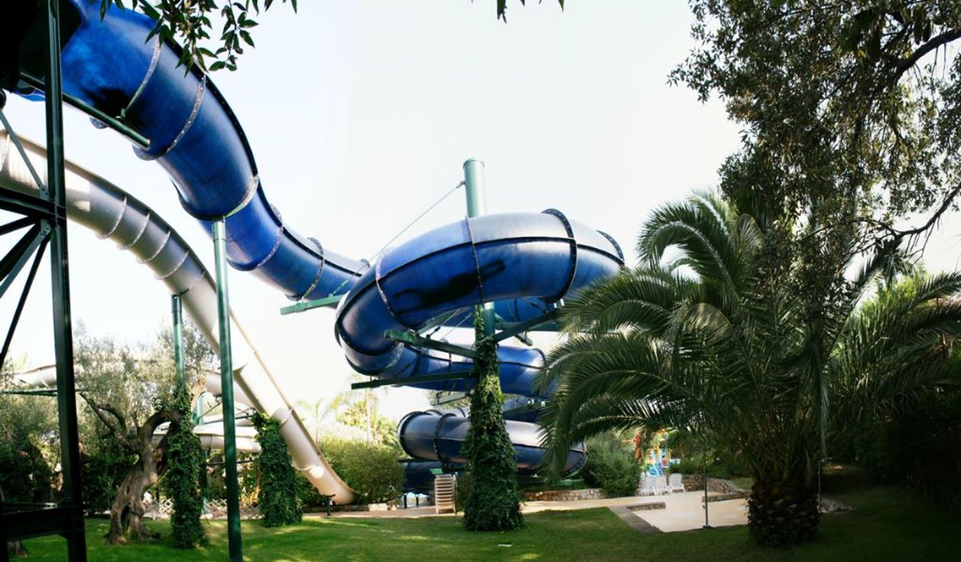 Piscina con acquascivoli