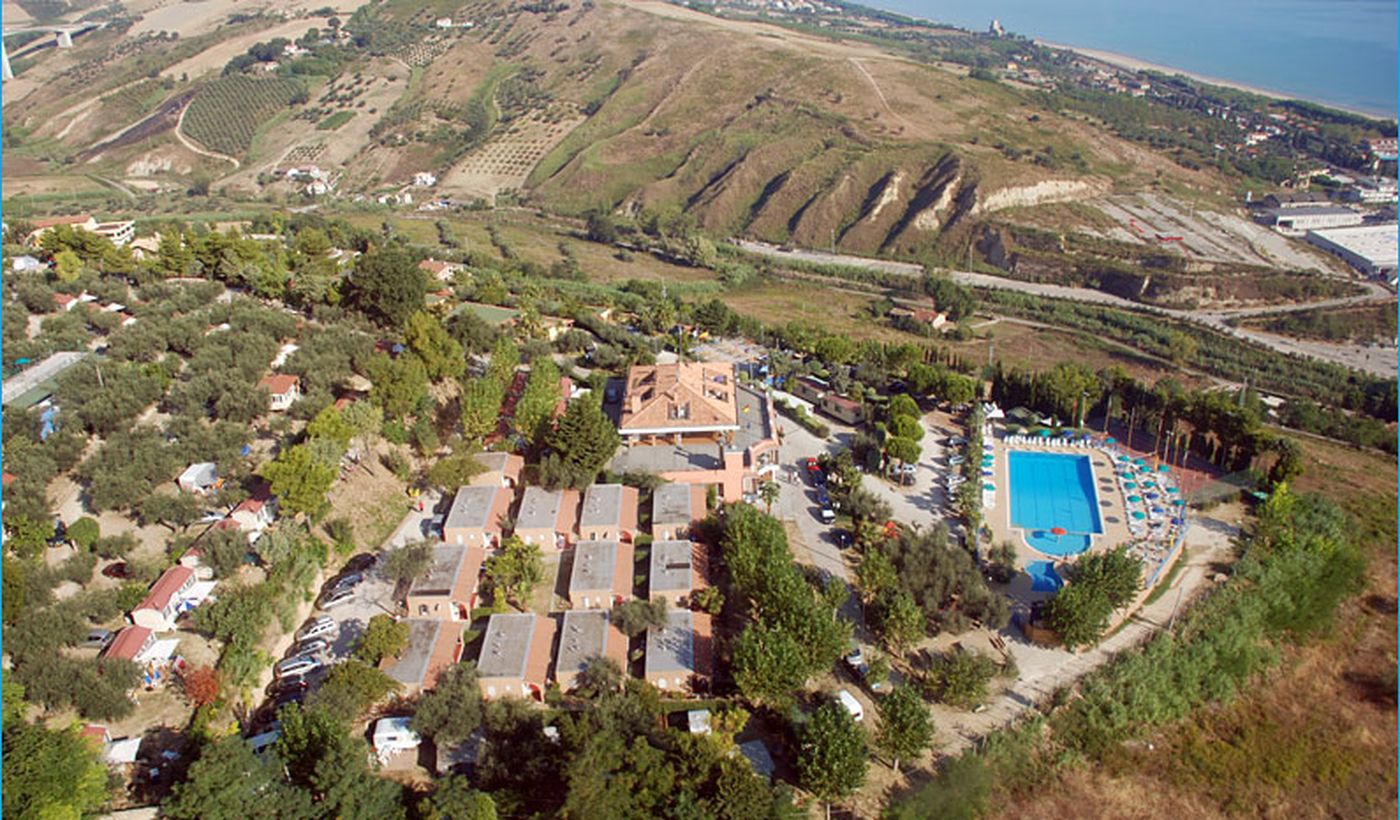 Luftbild-Panorama des Dorfes