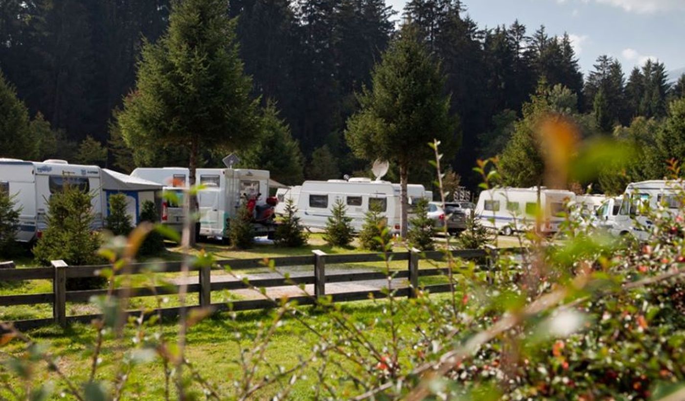 Campingplatz mit Stellplätzen für Wohnmobil