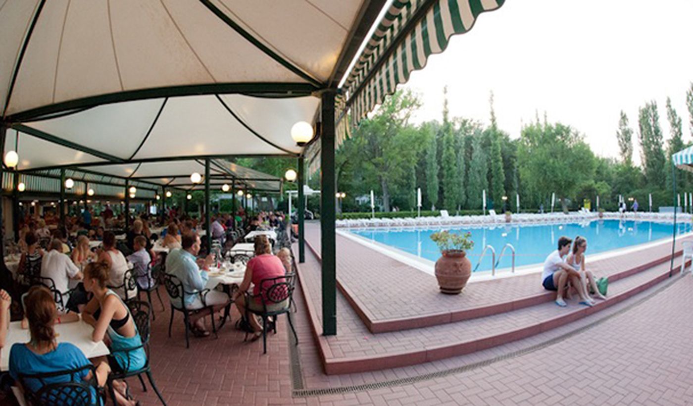 Ristorante a bordo della piscina