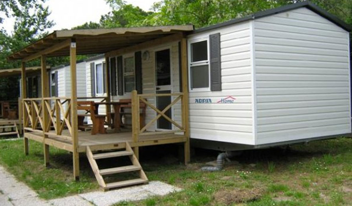 Camping mit bungalows und mobile home