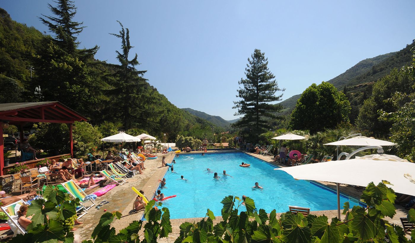 Feriendorf mit Pool in Ligurien