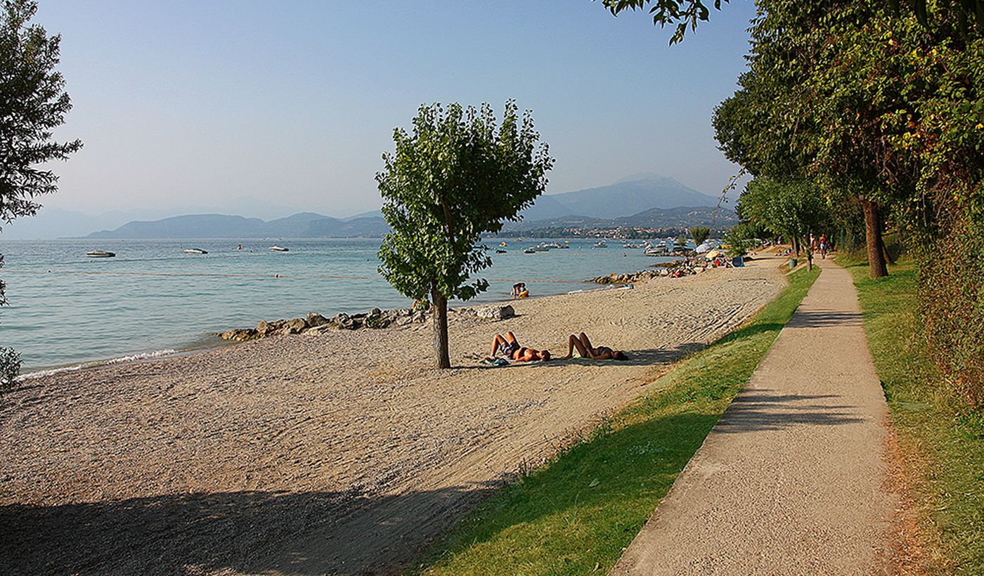 Camping directly on Lake Garda