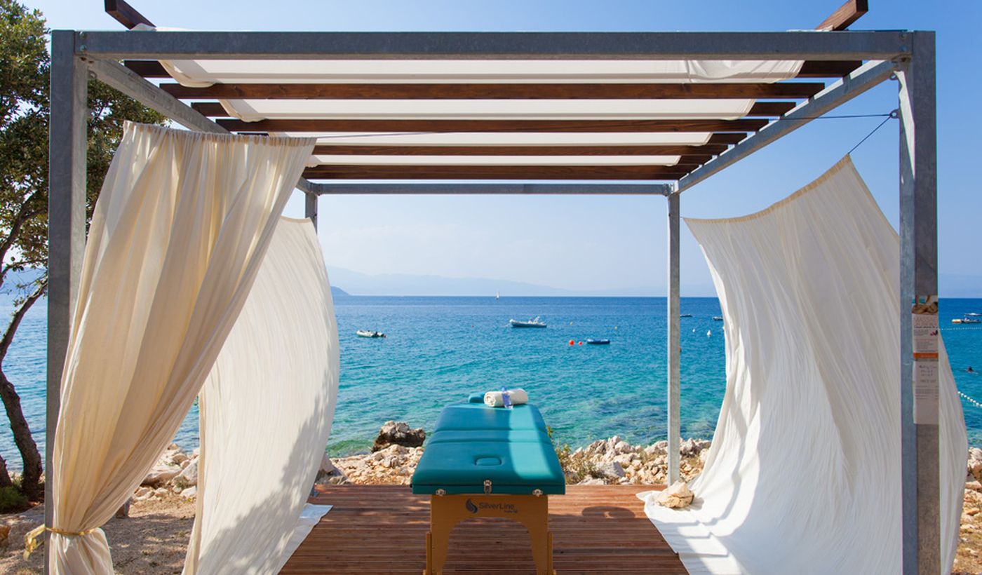 Bett für Massagen am Strand von Camping Glavotok in Kroatien