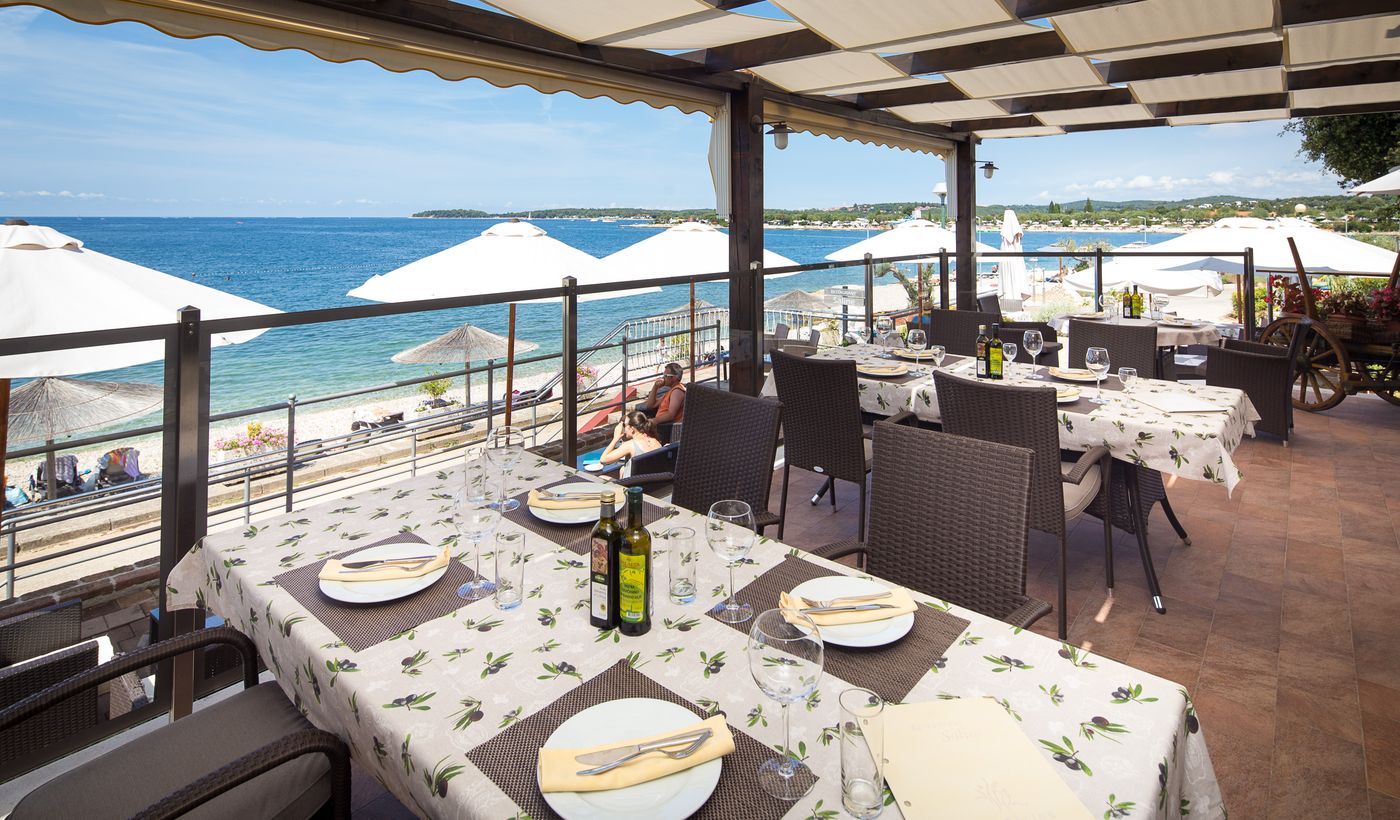 Restaurant mit Blick auf das Meer in Kroatien
