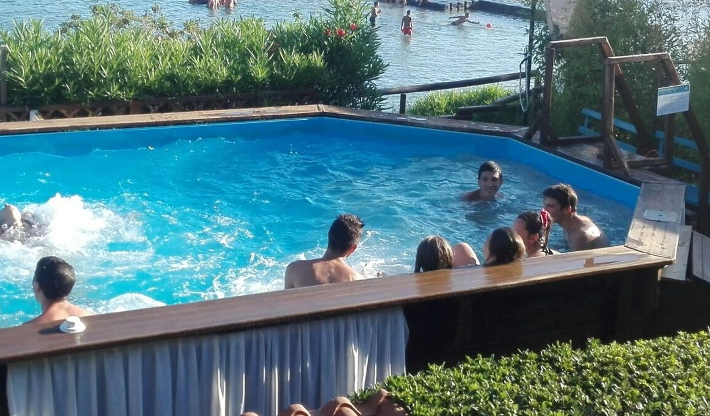 Feriendorf mit Schwimmbad am Meer in Cilento