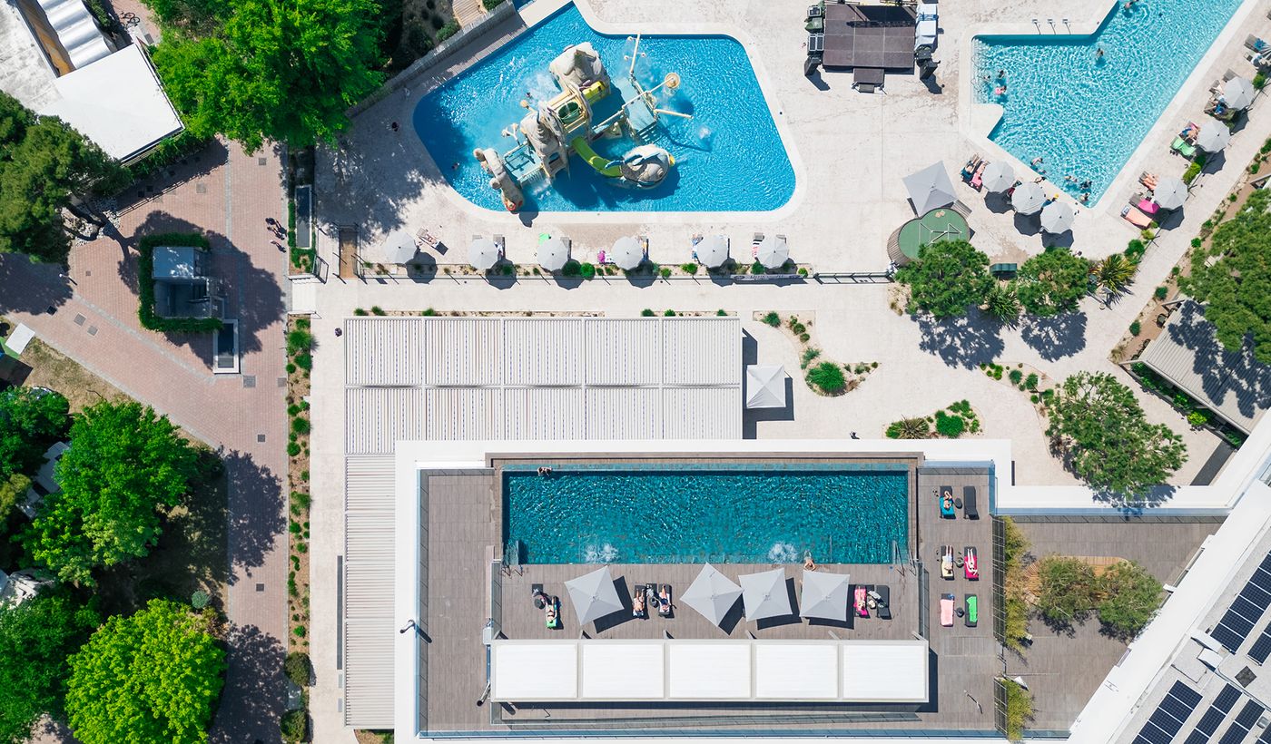 Infinity pool and waterpark