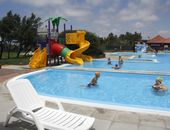 Schwimmbad mit Spiele für Kinder