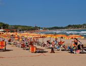 Strand mit Sonnenschirmen