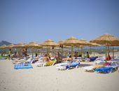 Strand mit Sonnenschirmen