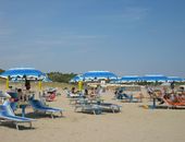 Strand mit Sonnenschirmen und Liegestühle