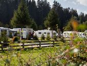 Campingplatz mit Stellplätzen für Wohnmobil