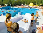 Ferienanlage mit Pool und Wasserrutschen
