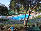 Feriendorf mit Swimmingpool mit Sonnenterrasse in der Gargano