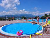 Pool mit Panoramablick auf den Gardasee