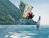 Campingplatz mit Windsurfschule auf dem Gardasee