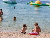 Kinder die am Strand in Krk in Kroatien spielen
