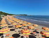 Strand mit Sonnenschirmen