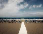 Strand mit Sonnenschirme und Liegestühle