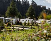 Campingplatz mit Stellplätzen für Wohnmobil