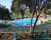 Feriendorf mit Swimmingpool mit Sonnenterrasse in der Gargano