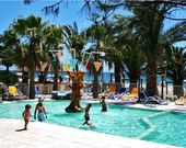 Feriendorf mit Swimmingpool auf dem Meer in Korsika