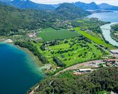 ein Fluss, der durch ein Tal fließt ein Fluss, der durch ein Tal fließt