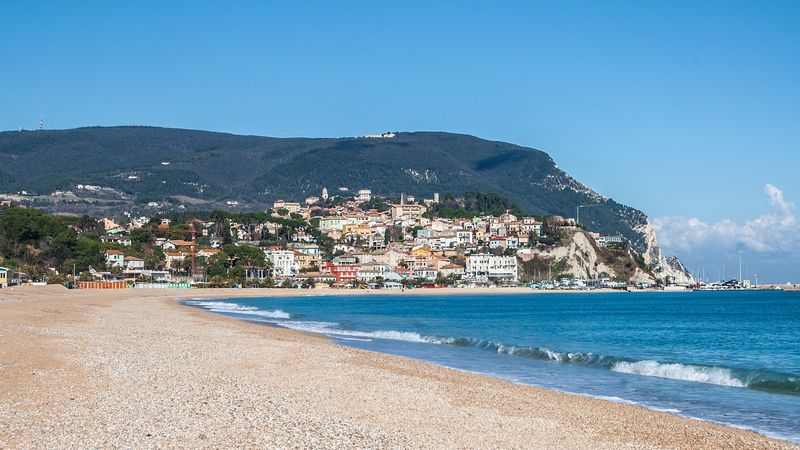 Le migliori spiagge delle Marche per le vacanze in villaggio
