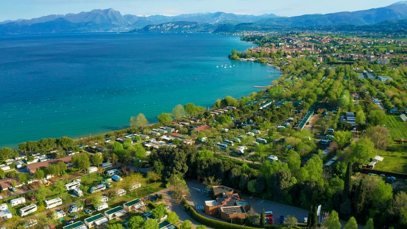 Paraíso a orillas del lago de Garda: Camping La Quercia 2025 entre festivales exclusivos y lujo accesible