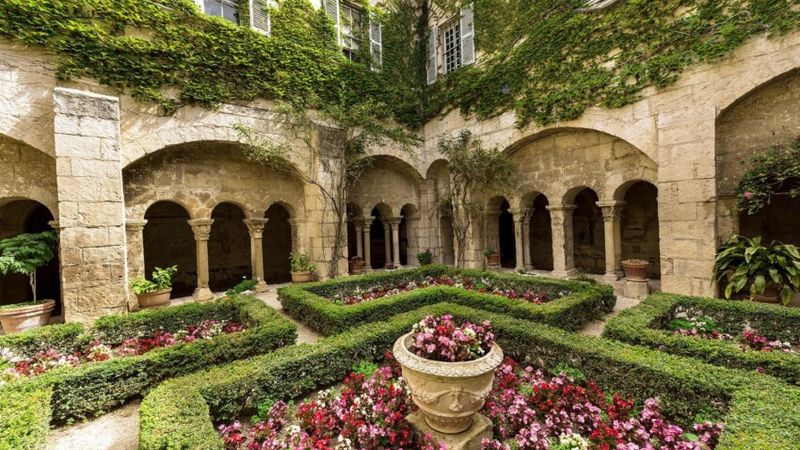 Saint-Rémy-de-Provence y Camping Monplaisir: un viaje de autenticidad y relajación en el corazón de la Provenza