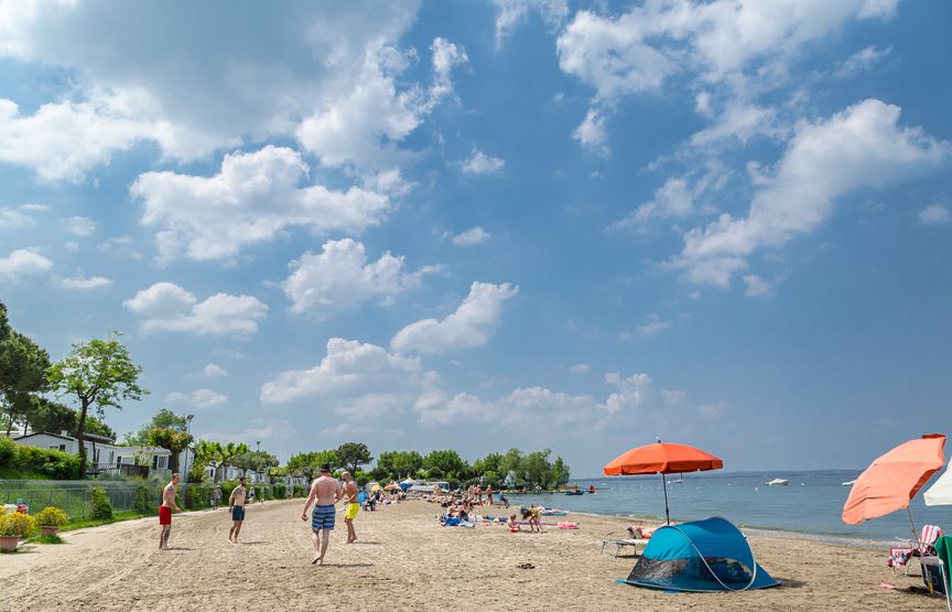 Lato ze sportem, muzyką i kolorami na Campingu La Quercia w Lazise: poznaj magię jeziora Garda od czerwca do lipca!