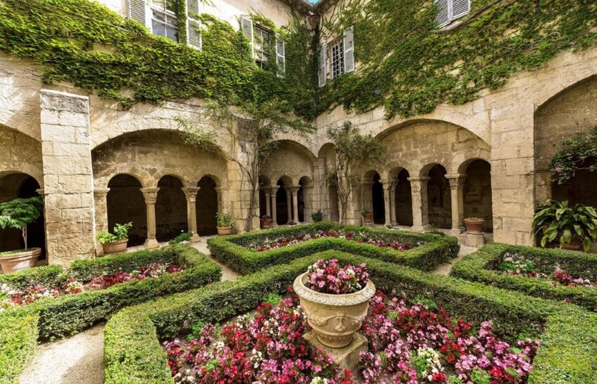 Saint-Rémy-de-Provence y Camping Monplaisir: un viaje de autenticidad y relajación en el corazón de la Provenza